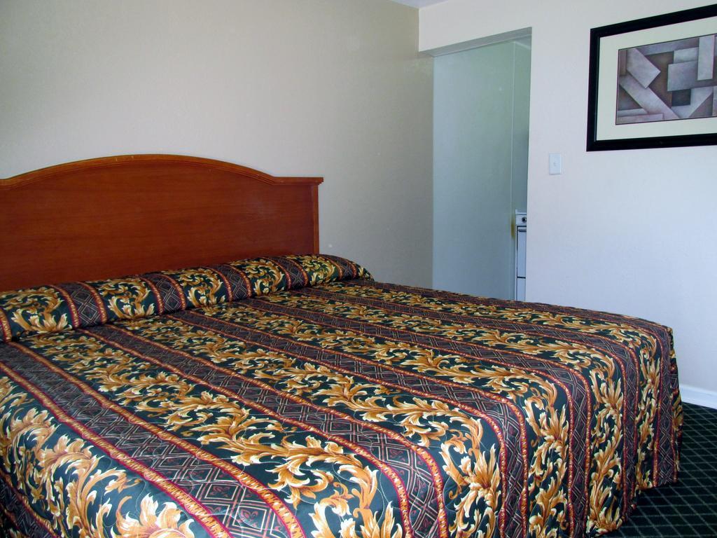 Country Inn Motel Oakdale Екстер'єр фото