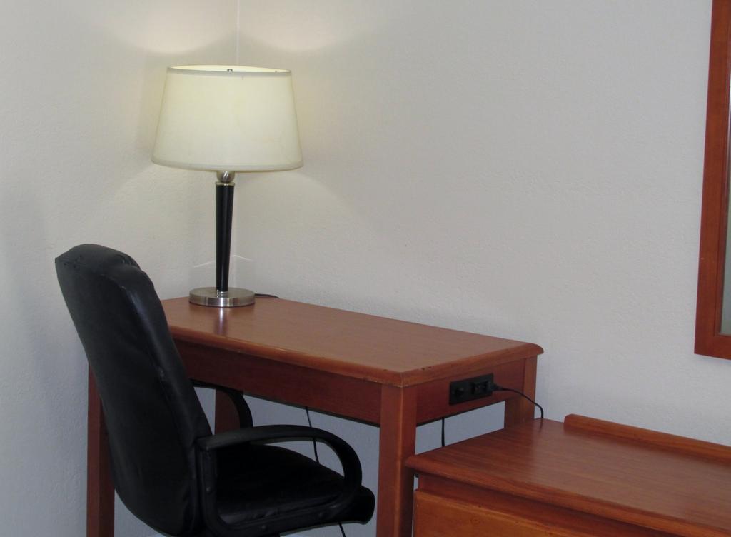 Country Inn Motel Oakdale Екстер'єр фото