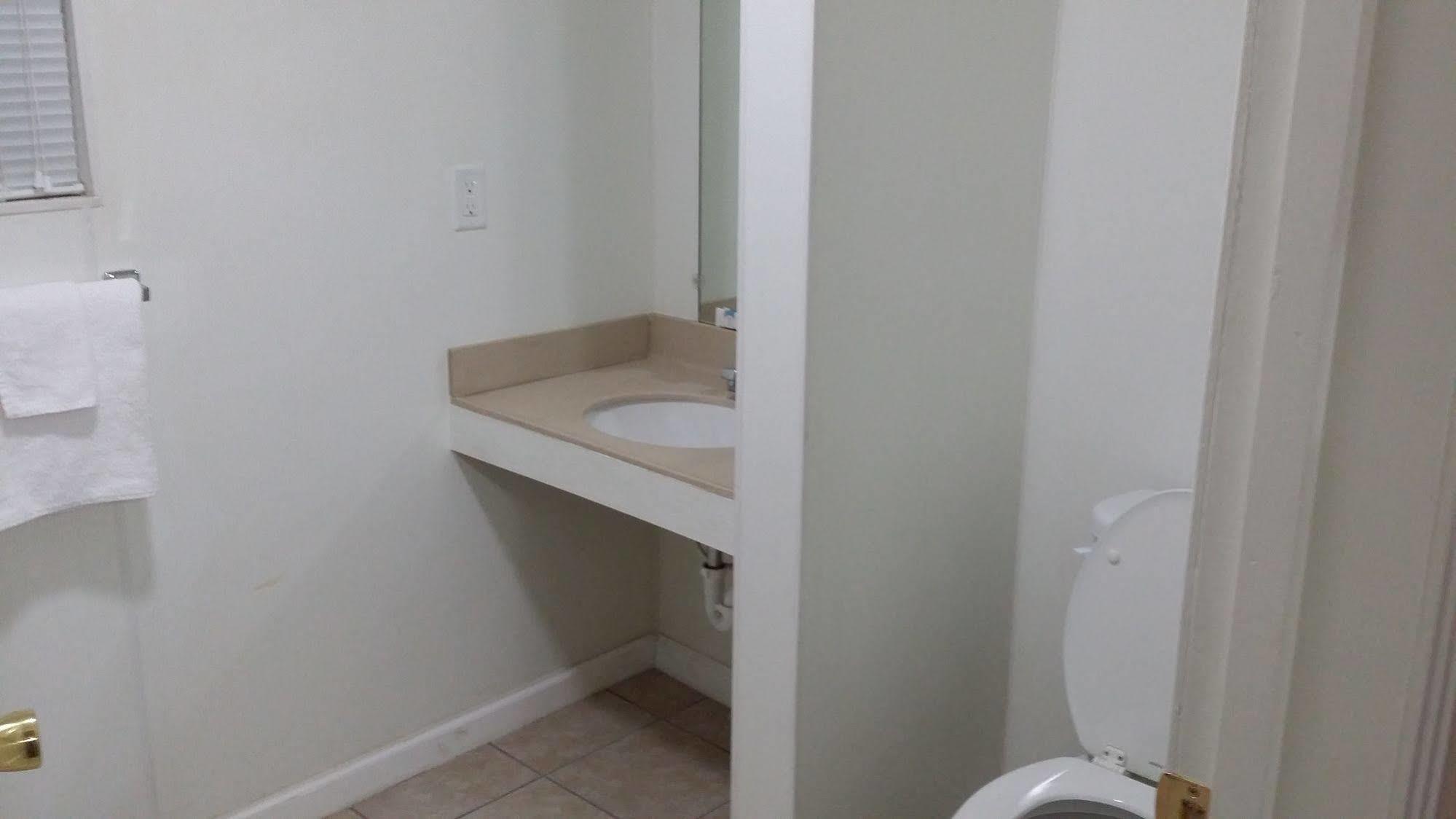 Country Inn Motel Oakdale Екстер'єр фото